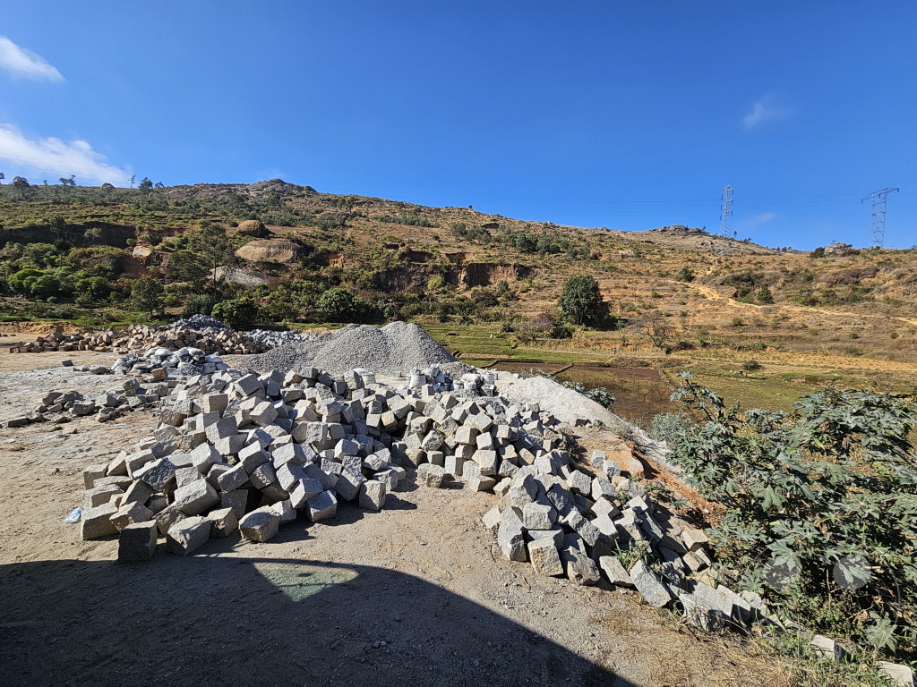 Madagaskar - Antananarivo - Tana - Streetlfe - Steine tragen - Kies herstellen