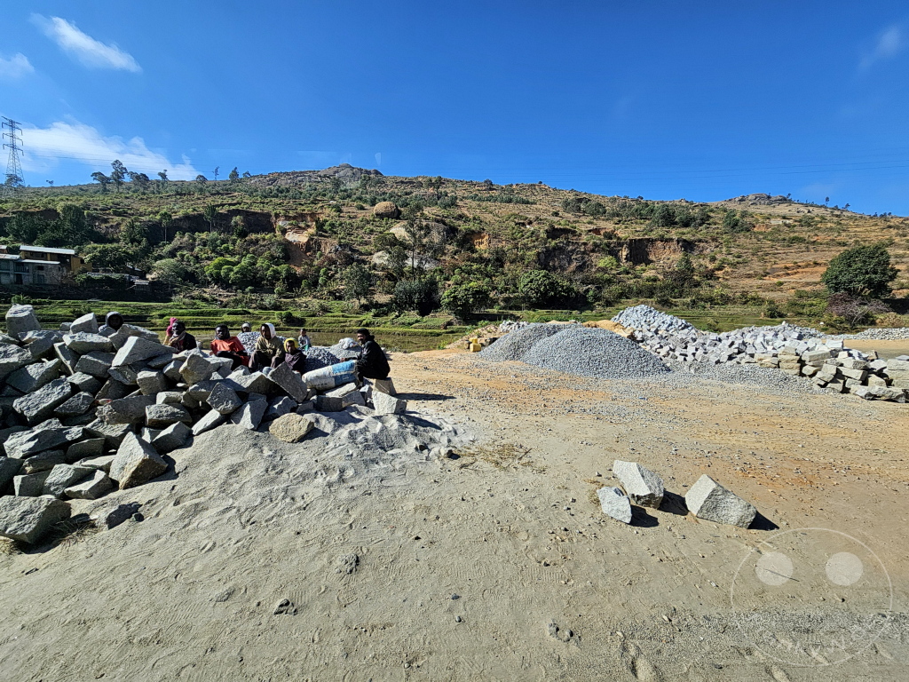Madagaskar - Antananarivo - Tana - Streetlife - Steine tragen - Kies herstellen