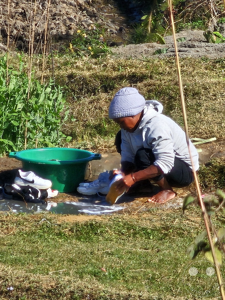 Madagaskar - Ambanitsena - Waschtag - Schuhe