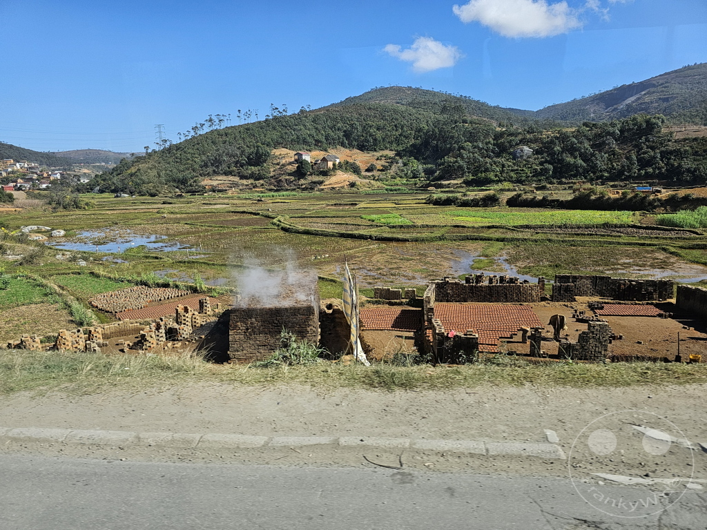 Madagaskar - Marovohitra - Ziegelbrennerei