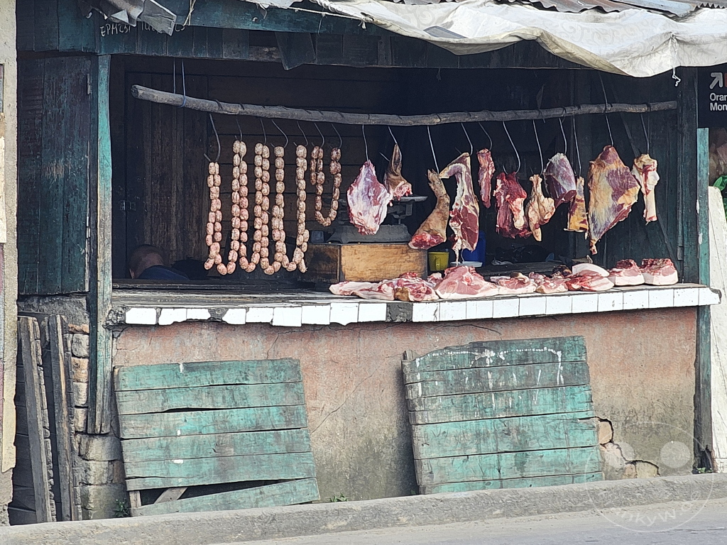 Madagaskar - Ambatolaona - Fleisch- und Wurst-Verkaufsstand
