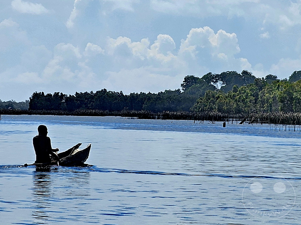 Madagaskar - Andranokoditra - Streetlife - Einbaum-Boot