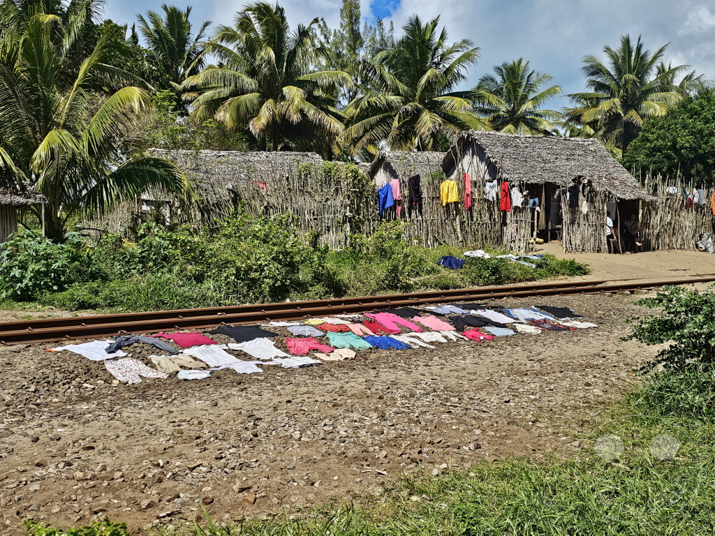 Madagaskar - Andranokoditra - Streetlife - Bahngleis zur Wäschetrocknung