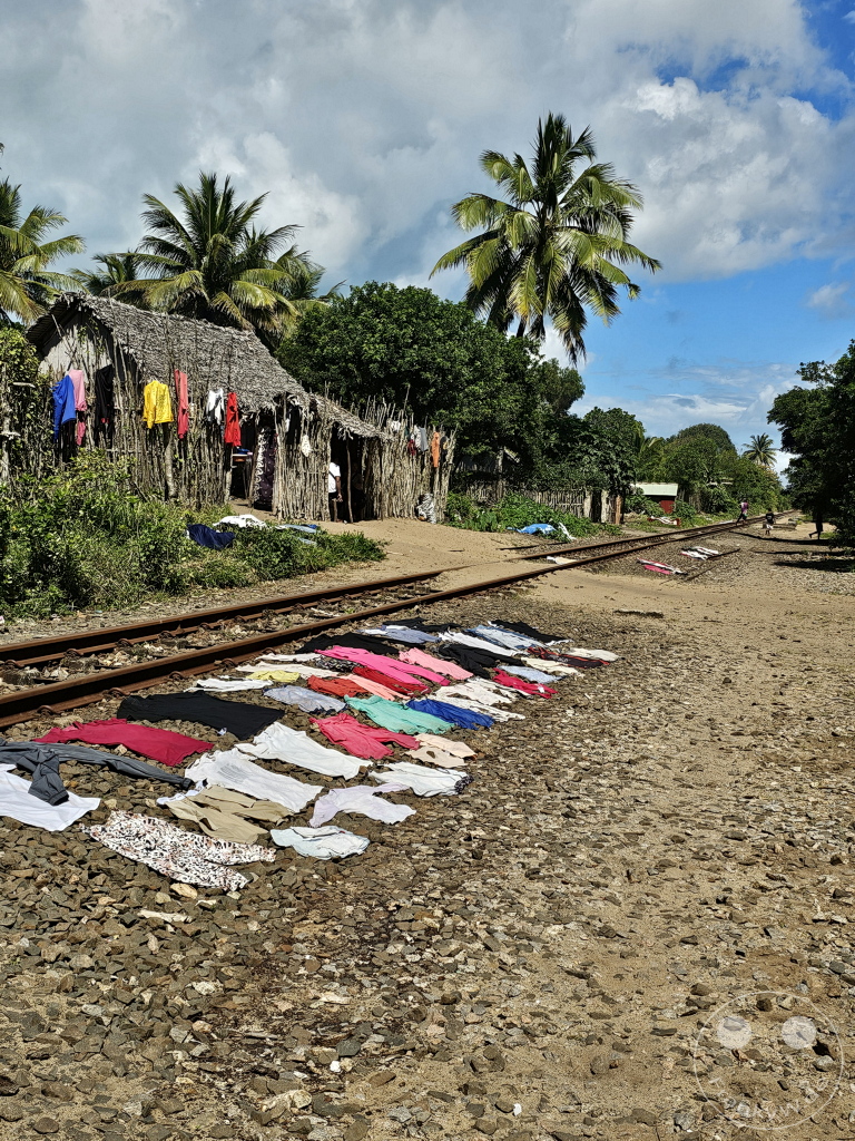 Madagaskar - Andranokoditra - Streetlife - Bahngleis zur Wäschetrocknung