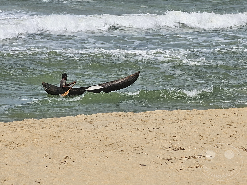Madagaskar - Andranokoditra - Streetlife - Einbaum im Meer
