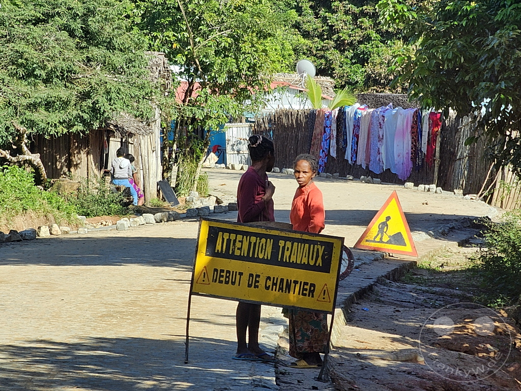 Madagaskar - Manambolo - Streetlife - Straßenbau