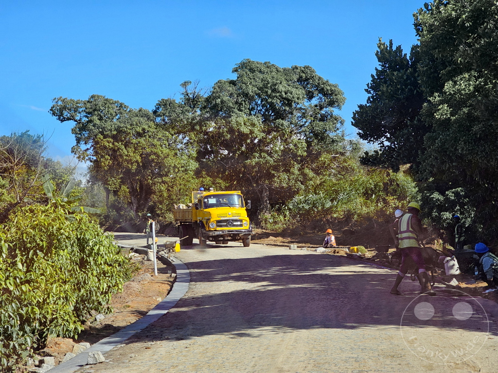 Madagaskar - Manambolo - Streetlife - Straßenbau