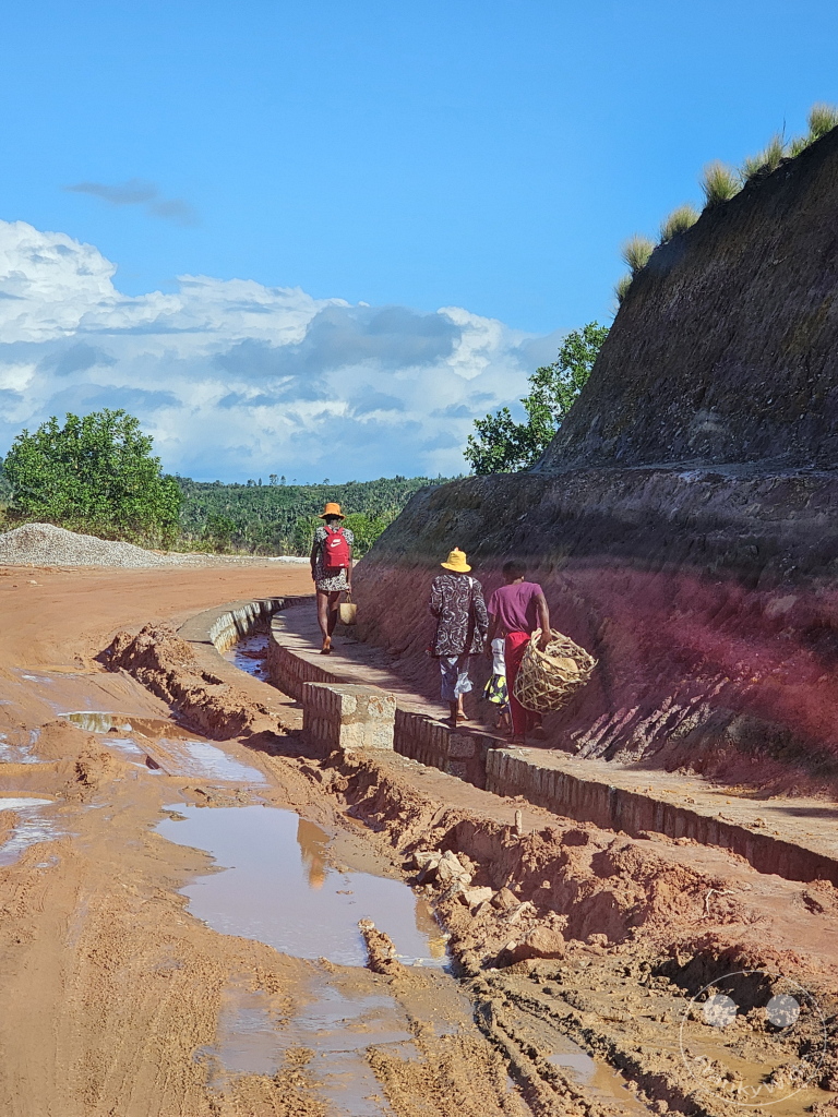 Madagaskar - Manambolo - Streetlife - Straßenbau