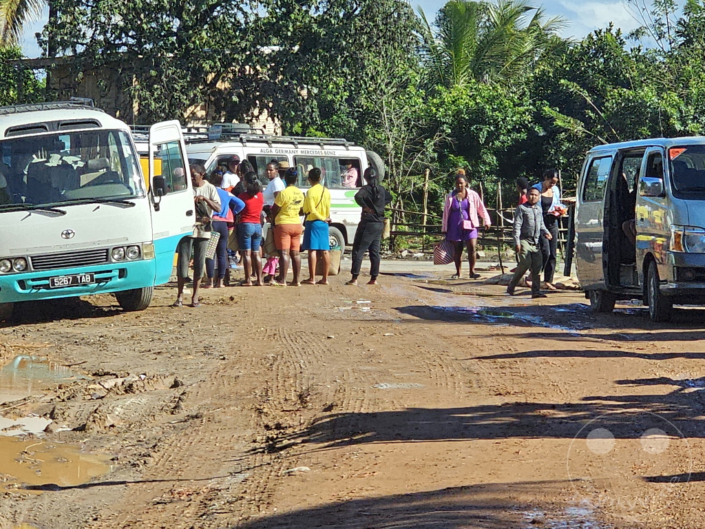 Madagaskar - Manambolo - Streetlife - Taxi-Brousse