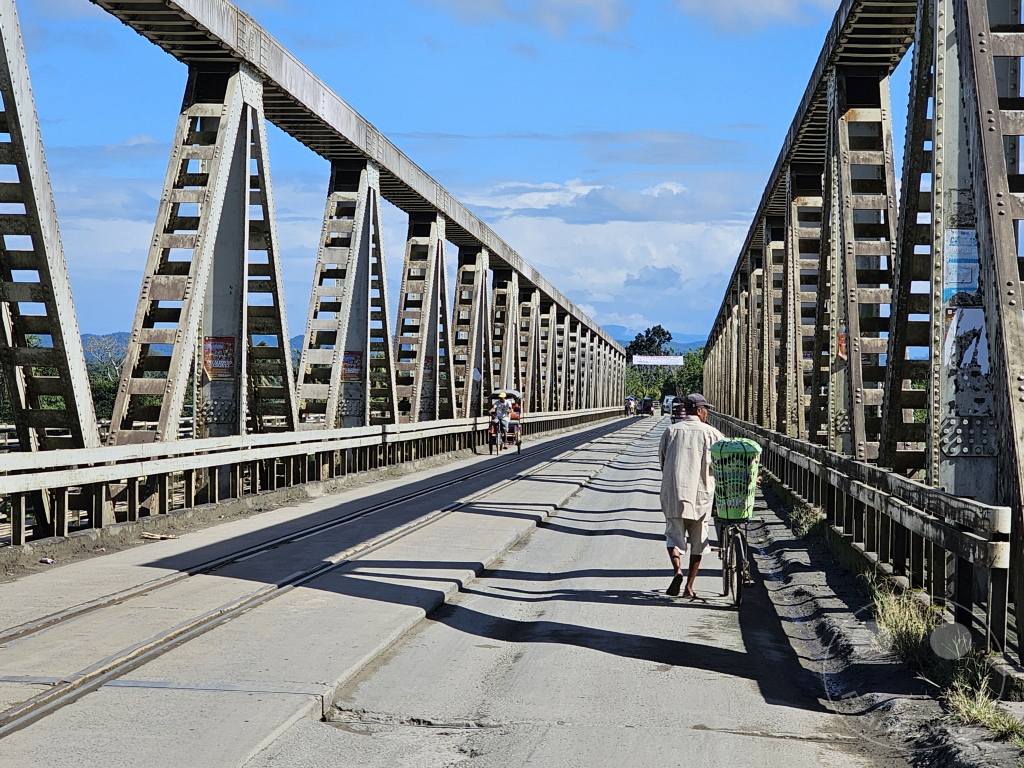 Madagaskar - Ampasimanolotra - Streetlife- Brücke über den Rianila