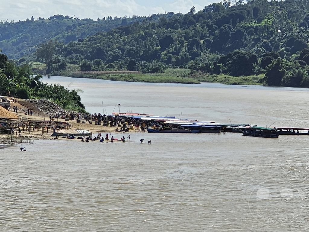 Madagaskar - Ampasimanolotra - Streetlife - Fluss Rianila - Waschtag - Schiffsanleger
