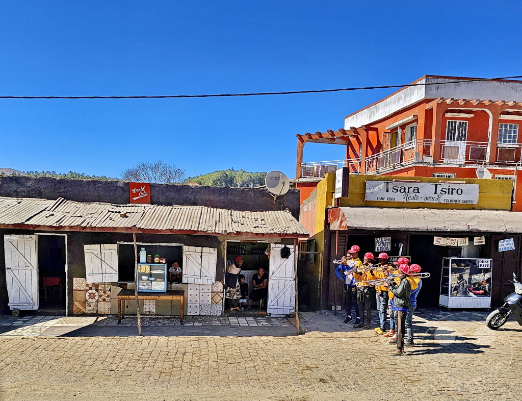 Madagaskar - Behenjy - Streetlife - Band mit Trompeten