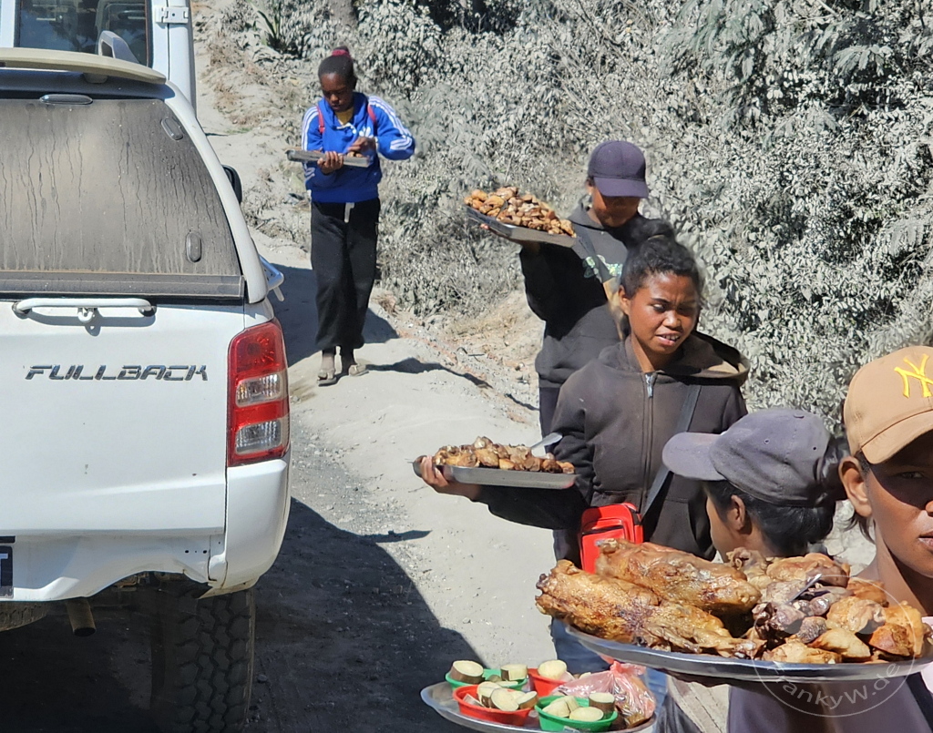 Madagaskar - Andriambilany - Streetlife - Snacks und gebratenes Hühnchen