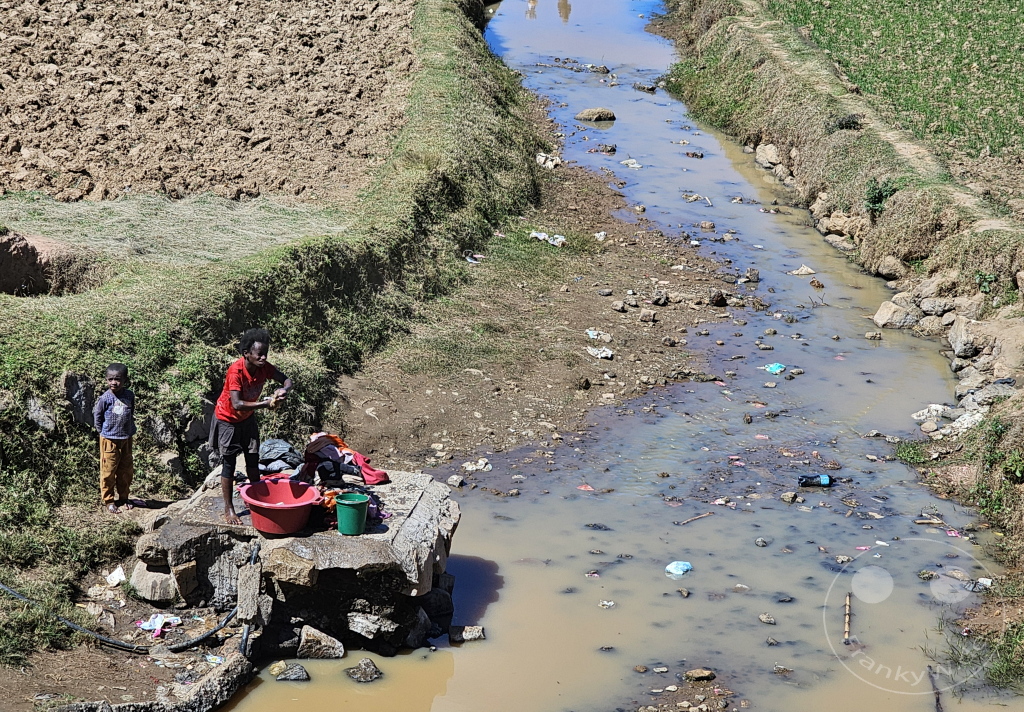 Madagaskar - Ambohimandraso - Streetlife - große Wäsche