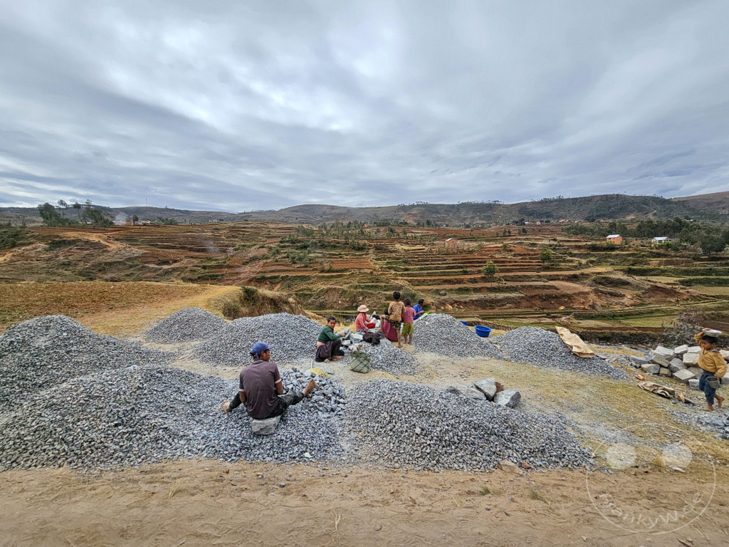 Madagaskar - Antsampanimahazo - Streetlife - Steine klopfen - Kiesverkauf