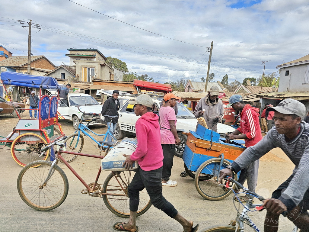 Madagaskar - Andranomanelatra - Streetlife - mobile Eisdiele