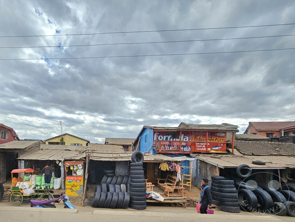 Madagaskar - Antsirabe - Streetlife - Reifenhandel