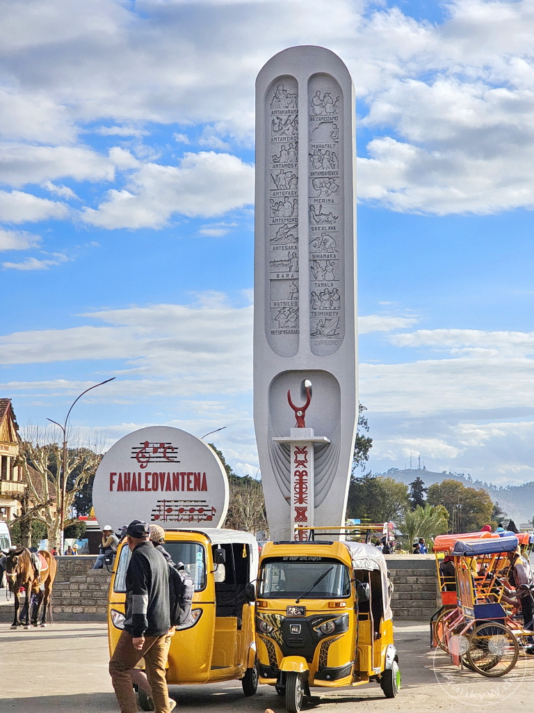 Madagaskar - Antsirabe - Streetlife - Fahaleovantena Tribes Monument - Säule mit den Namen der 18 Stämme Madagaskars