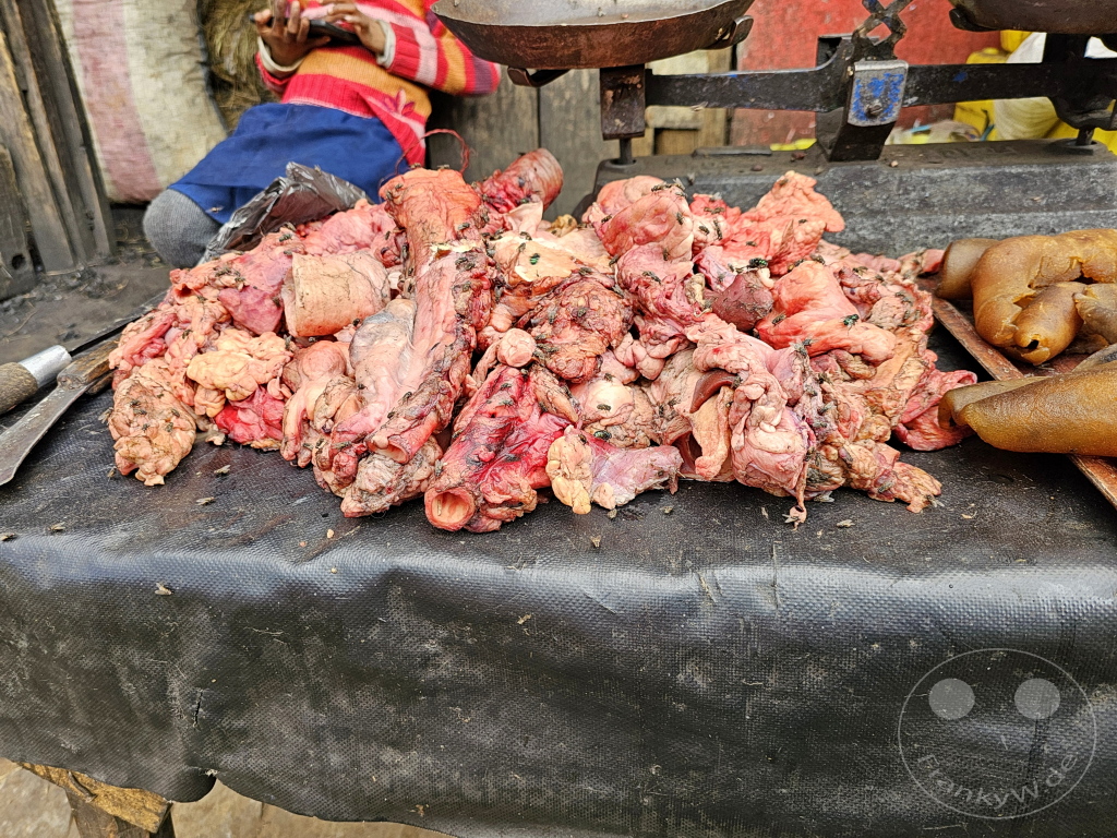 Madagaskar - Antsirabe - Streetlife - Fleischerei - Fleisch mit "Rosinen"