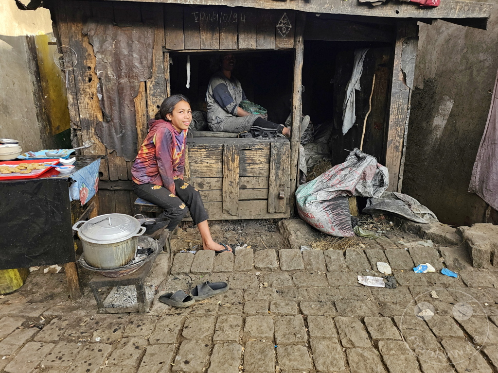 Madagaskar - Antsirabe - Streetlife - Straßenhändler - Holzkohle-Handel