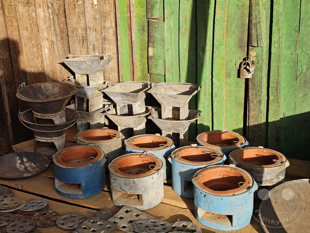 Madagaskar - Antsirabe - Streetlife - Straßenhändler - Holzkohleöfen