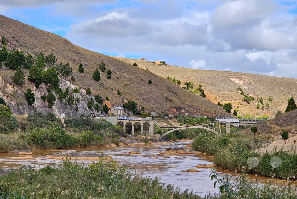 Madagaskar - Ambakoana - Landschaft - Fluss Mania - zerstörte Fatihita Bridge