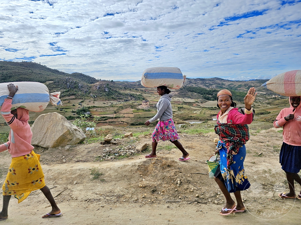 Madagaskar - Ambatofitorahana - Streetlife - Säcke auf dem Kopf