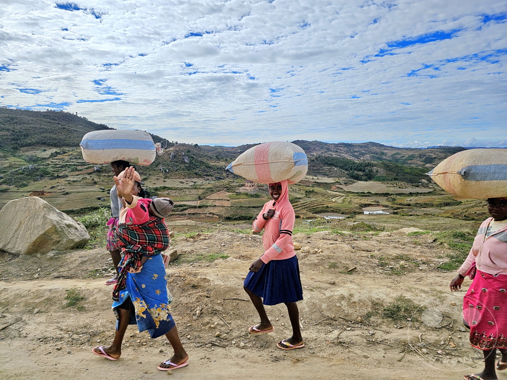 Madagaskar - Ambatofitorahana - Streetlife - Säcke auf dem Kopf