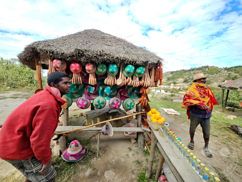 Madagaskar - Ambatofitorahana - Streetlife - traditionelle Hüte