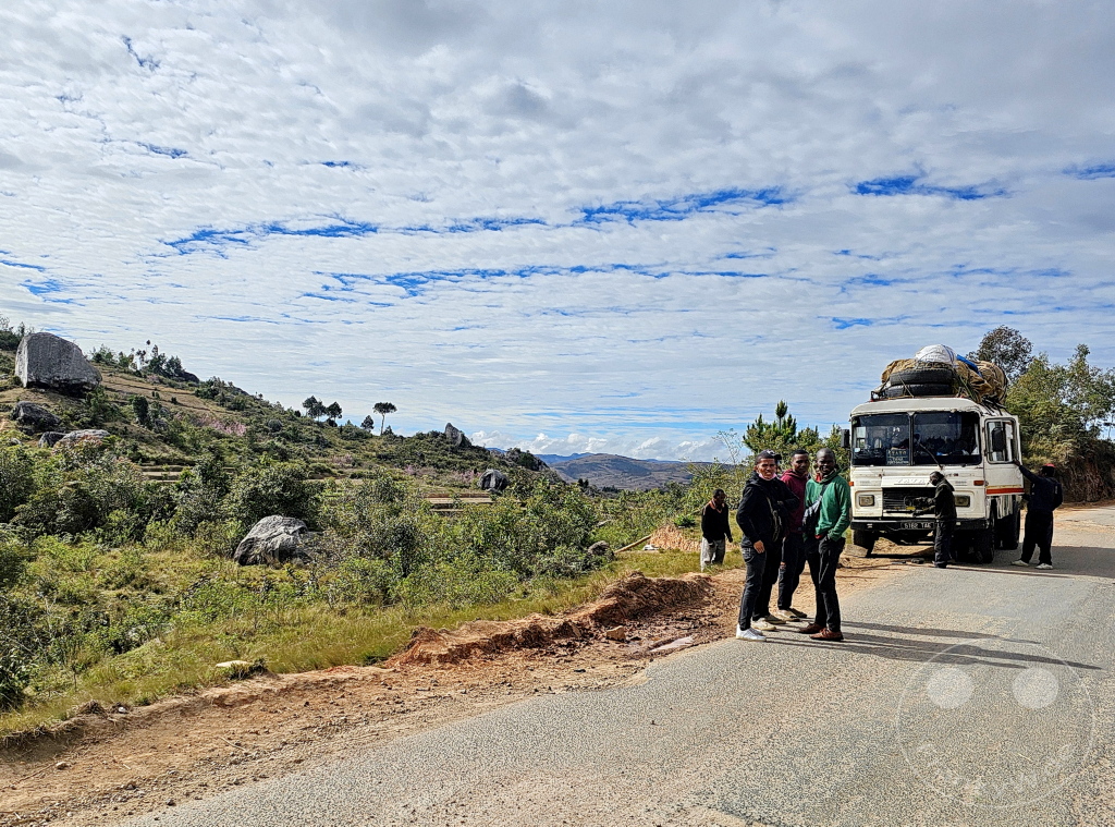 Madagaskar - Ambatofitorahana - Streetlife - Taxi-Brousse mit Kühlerschaden