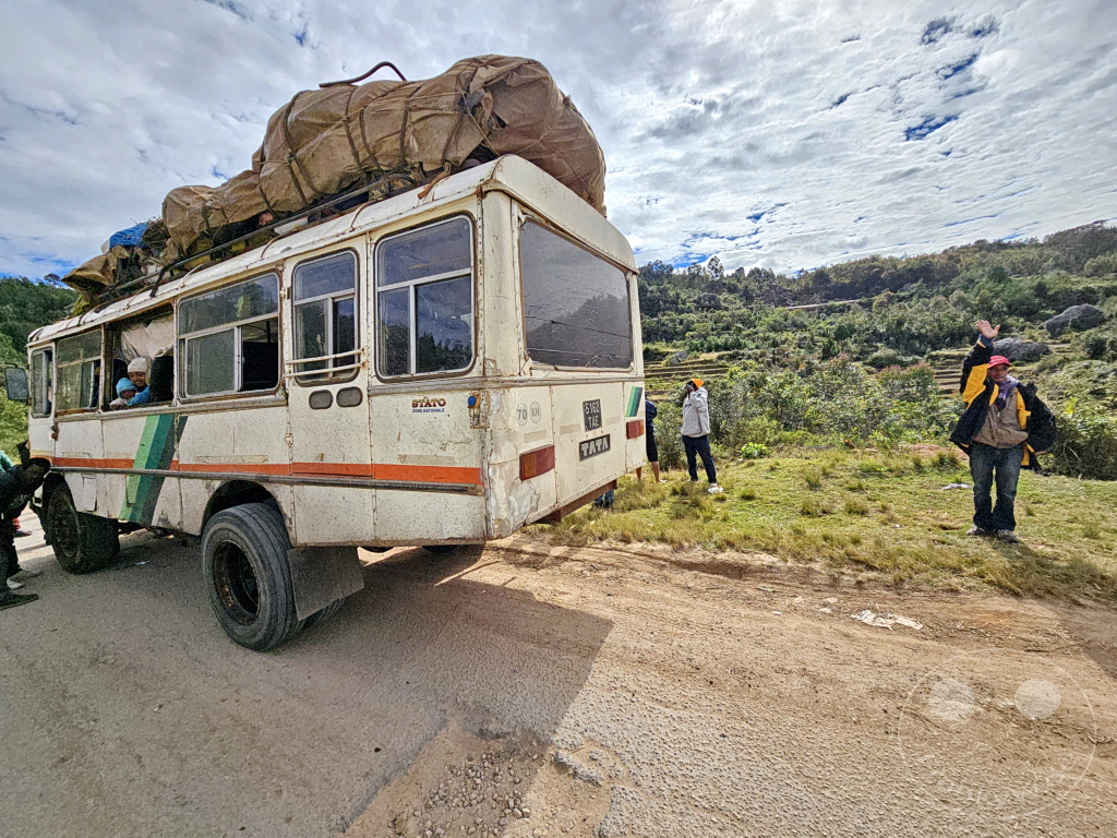 Madagaskar - Ambatofitorahana - Streetlife - Taxi-Brousse mit Kühlerschaden