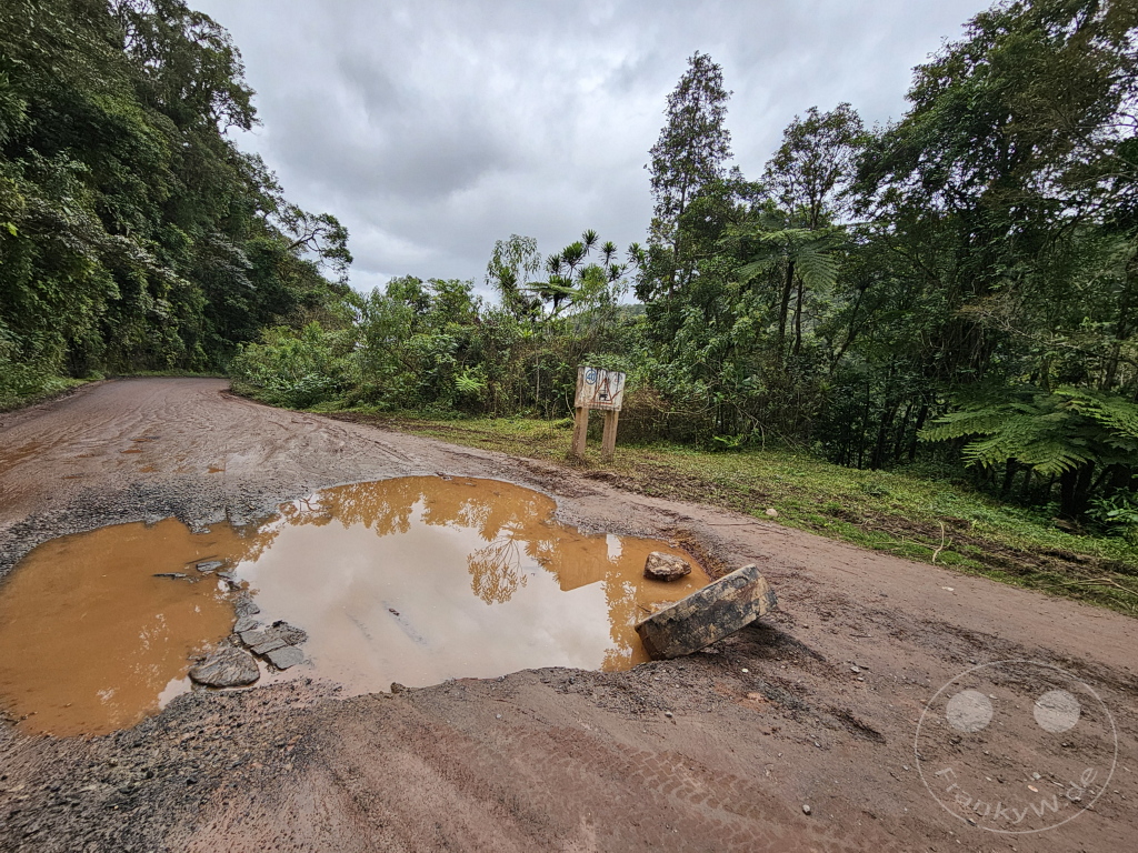 Madagaskar - Ranomafana National Park - Straßenarbeiten - Schlagloch