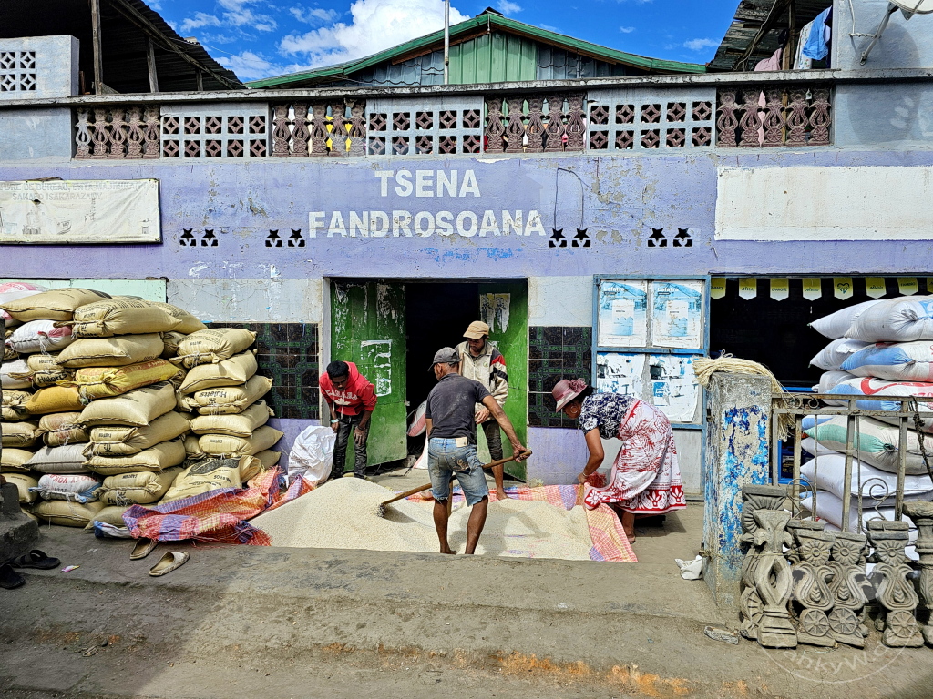 Madagaskar - Vohiposa - Streetlife - Reisgroßhandel - Reis schaufeln