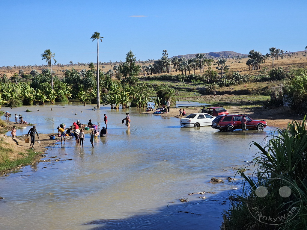 Madagaskar - Ilakaka - Streetlife - große Wäsche - Autowäsche