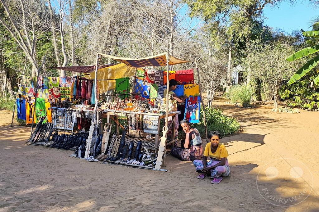 Madagaskar - Ifaty - Reniala Reserve - Botanischer Garten - Frau mit Sonnenschutz - Verkaufsstände