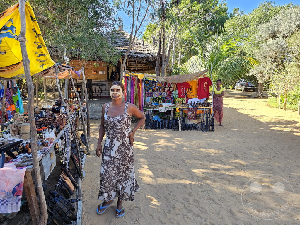 Madagaskar - Ifaty - Reniala Reserve - Botanischer Garten - Frau mit Sonnenschutz - Verkaufsstände
