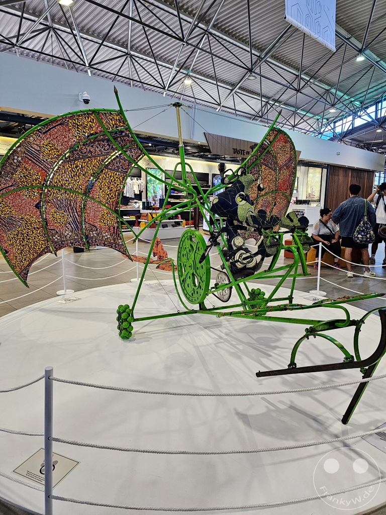 Madagaskar - Flughafen Antananarivo - Aéroport international d’Antananarivo-Ivato (TNR) - Skulptur "Alien Man on a Flying Machine"