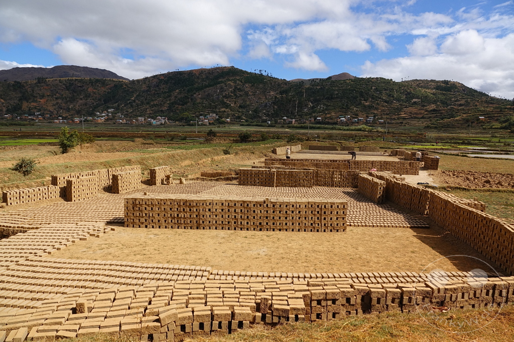 Madagaskar - Manandoana - Streetlife - Zieglbrennerei