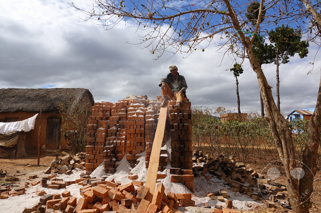 Madagaskar - Manandoana - Streetlife - Ziegelbrennerei