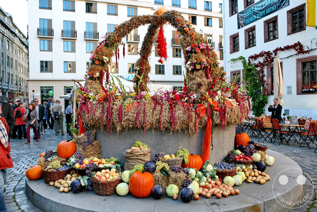Deutschland - Leipzig - Erntedankbrunnen auf dem Nikolaikirchhof - Herbstmarkt