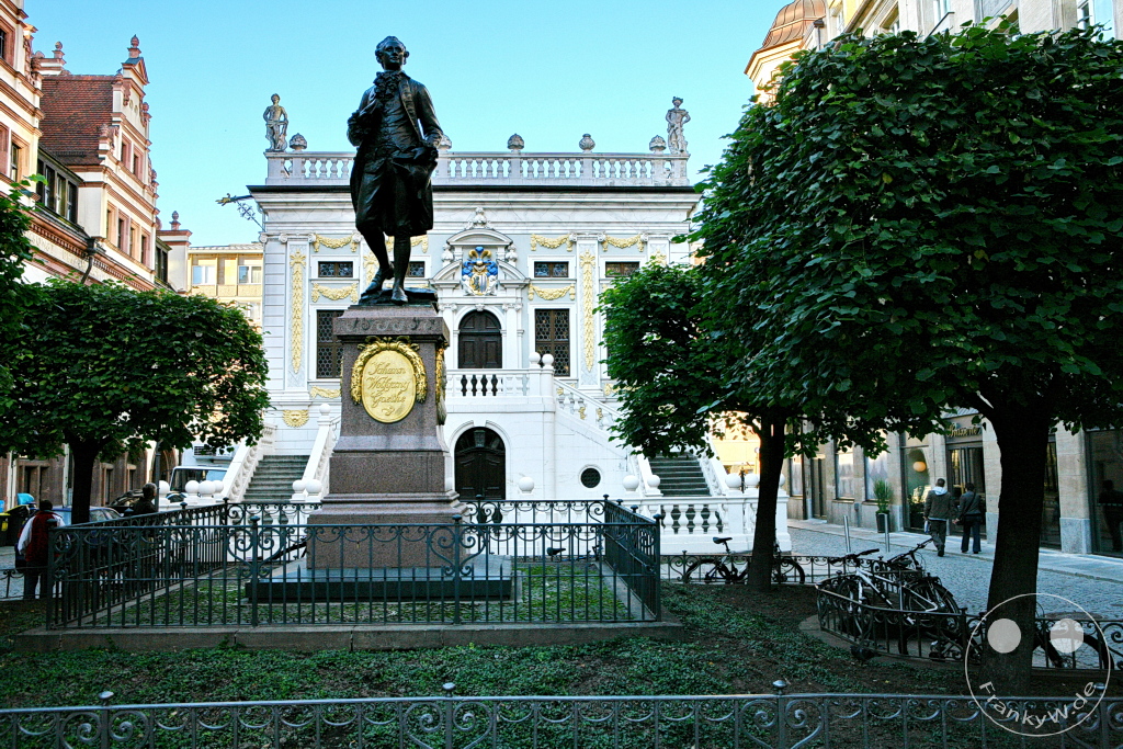 Deutschland - Leipzig - Goethedenkmal auf dem Naschmarkt vor der Alten Handelsbörse