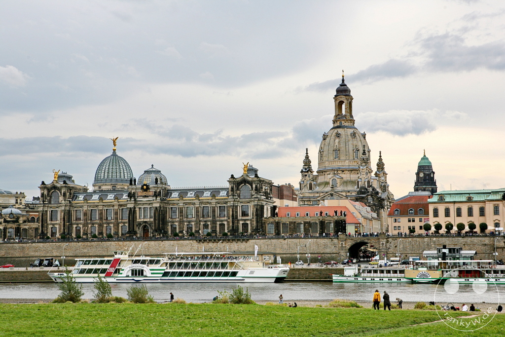 Deutschland - Dresden - Altstadt-Silhouette vom Ufer der Elbe aus