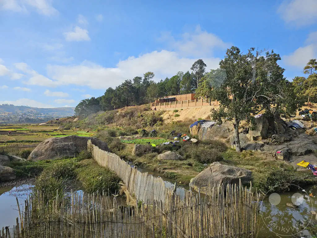 Madagaskar - Antananarivo - Tana - Streetlfe - Wäsche zum Trocknen ausgelegt