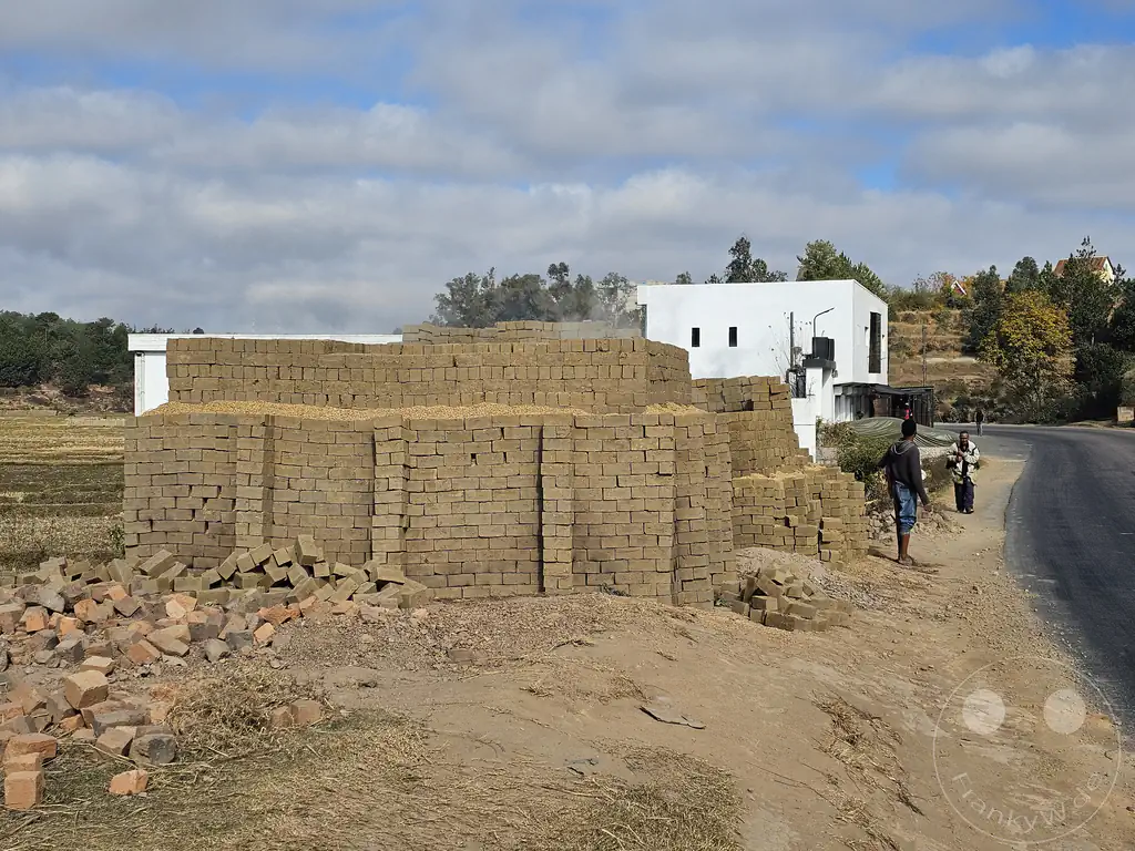 Madagaskar - Antananarivo - Tana - Streetlfe - Tonziegel - Herstellung - brennen