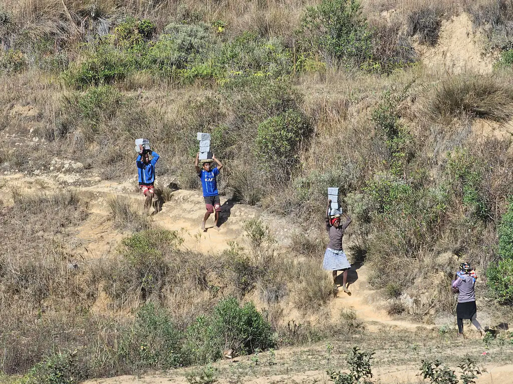 Madagaskar - Antananarivo - Tana - Streetlfe - Steine tragen - Kies herstellen