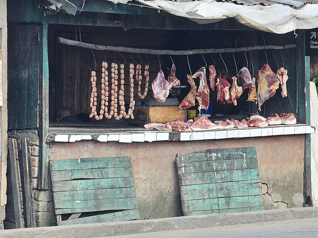 Madagaskar - Ambatolaona - Fleisch- und Wurst-Verkaufsstand