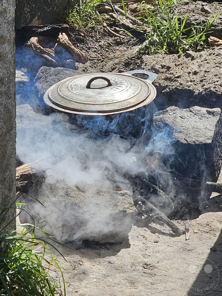 Madagaskar - Alaotra Mangoro - Aussichtspunkt - Parkplatz - Topf mit Mittagessen auf Feuerstelle