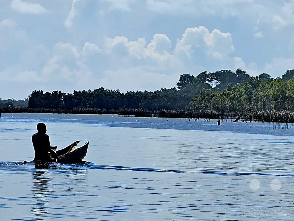 Madagaskar - Andranokoditra - Streetlife - Einbaum-Boot