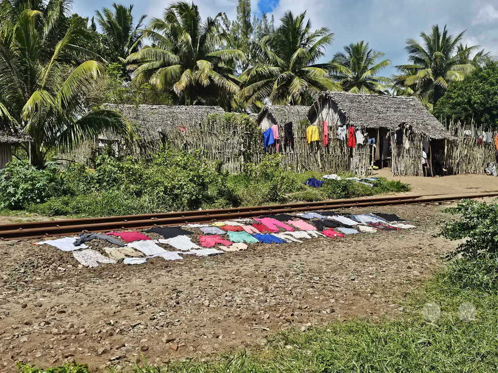 Madagaskar - Andranokoditra - Streetlife - Bahngleis zur Wäschetrocknung