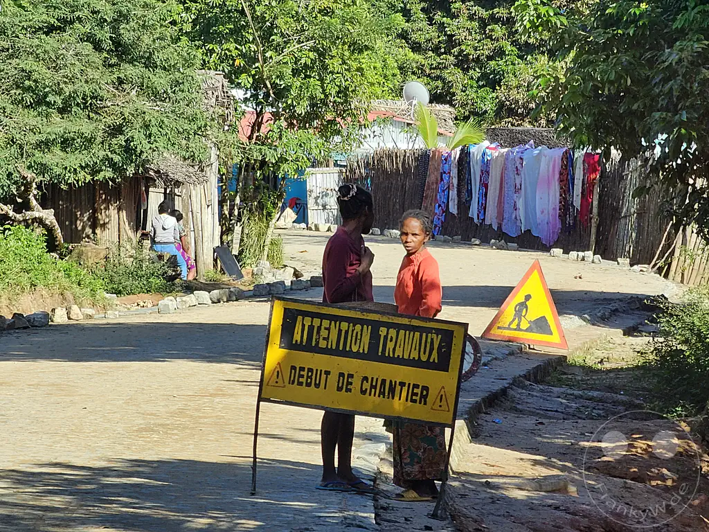 Madagaskar - Manambolo - Streetlife - Straßenbau